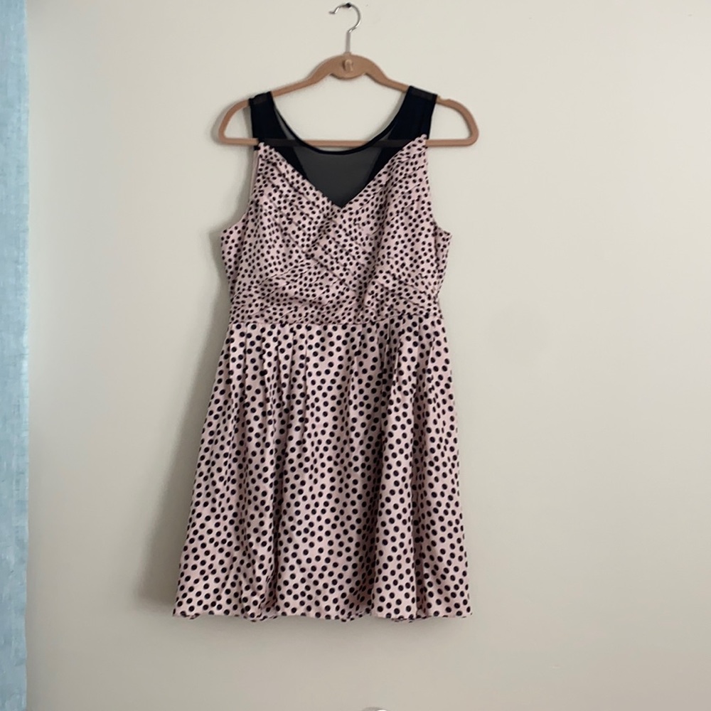 Sleveless women dress.